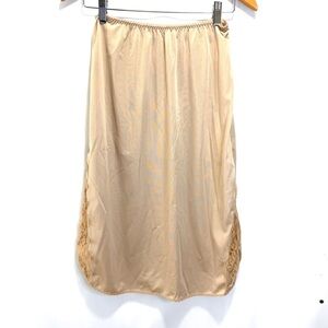 Wonder bra Vintage Grandmacore 
 Beige Lace Trim Slip skirt medium Midi
